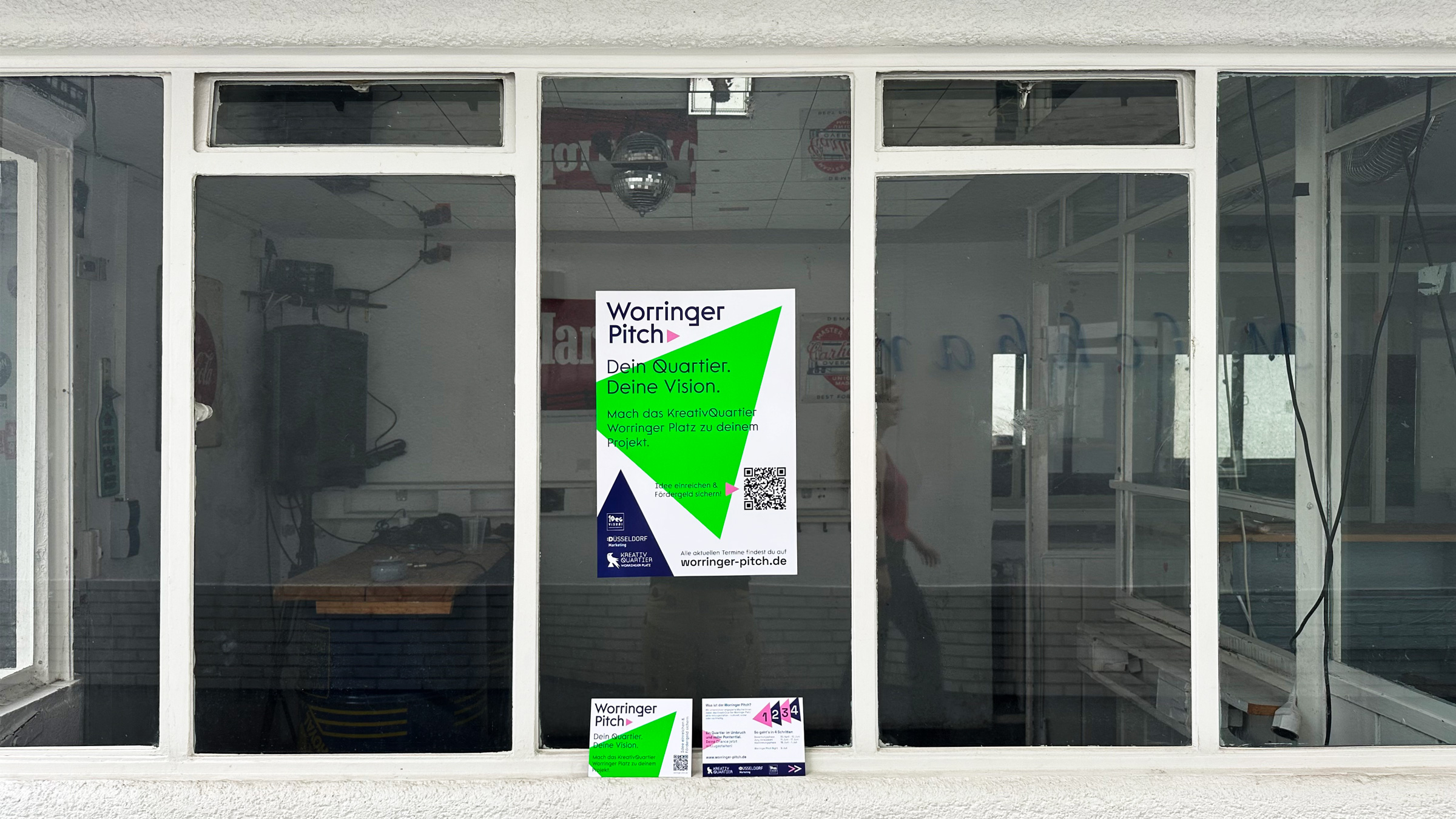Plakat und Postkarten am Worringer Platz für den Worringer Pitch.